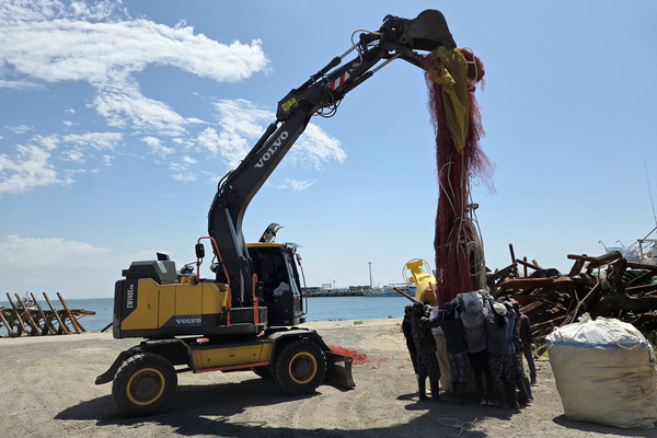 인천 옹진군 대청면 어업인 협회가 폐어구 수거 경진대회 참가해 해변에 방치된 폐어구를 수거하고 있다. 사진=옹진군