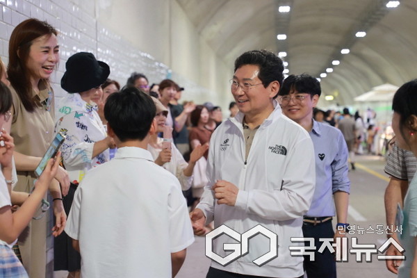 19일 수지중앙터널에서 열린 _제3회 수지터널 페스티벌_에서 이상일 시장이 시민들과 인사를 하고 있다.(사진=용인시)