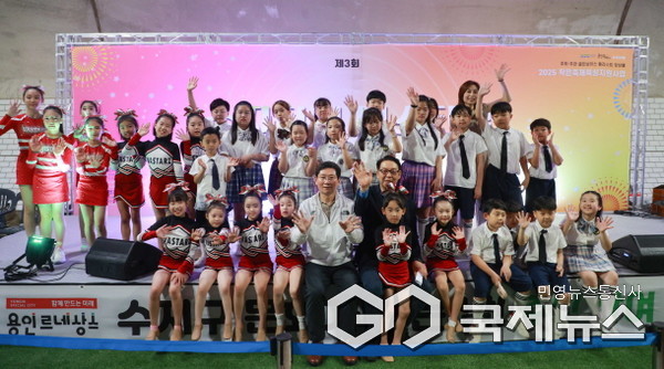 19일 수지중앙터널에서 열린 _제3회 수지터널 페스티벌_에서 이상일 시장이 무대 위에 오른 학생들과 기념촬영을 하고 있다.(사진=용인시)