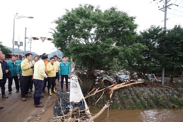김동연 경기도지사가 20일 가평군 상면 대보교에서 호우 피해 상황을 살펴보고 있다. 사진제공=경기도청