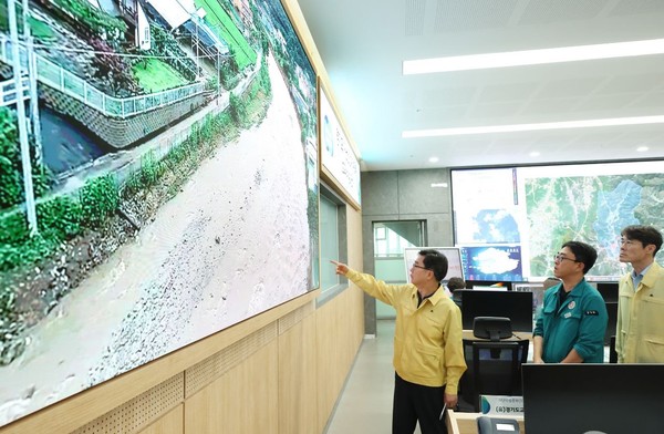 김동연 경기도지사가 20일 가평군 호우 피해 현장 방문에 앞서 도재단대책상황실을 찾아 도 전역의 호우 피해 상황을 살펴보고 있다. 사진제공=경기도청