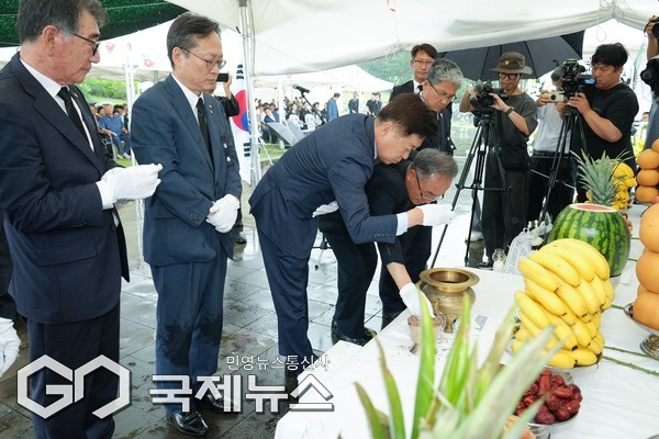 제주4·3희생자유족회가 주최하고 제주4·3행방불명인유족협의회가 주관한 제24회 제주4·3행방불명희생자 진혼제가 이날 오전 10시 제주4·3평화공원 행방불명인표석 위령제단에서 열렸다.[사진=제주도]