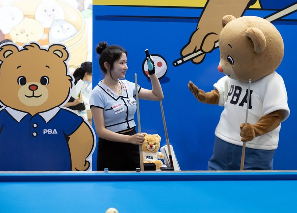  PBA 공식 캐릭터 '빌리베어'가 캐릭터 라이센싱 페어 2025'에서 LPBA 한지은(에스와이)과 하이파이브 하고 있다/@pba