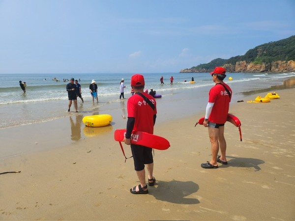 연평면은 지난 20일 피서철을 맞아 구리동 해수욕장을 개장했다고 밝혔다. 사진=옹진군