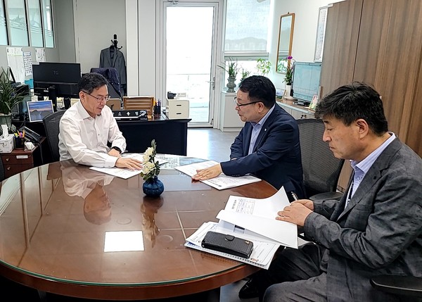 정헌율 익산시장, 기재부 찾아 국비 확보 총력=사진 왼쪽 조용범 예산총괄심의관(사진=익산시 제공)