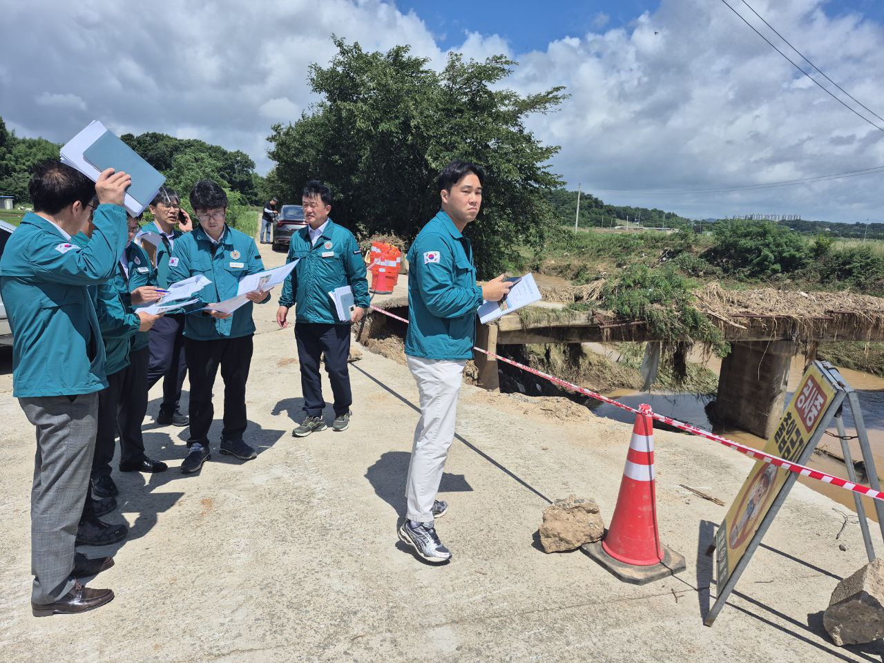 21일 행안부 관계자가 충남 서산 수해지역을 방문해 피해 상황을 조사하고 있다(사진/성일종 의원실 제공)