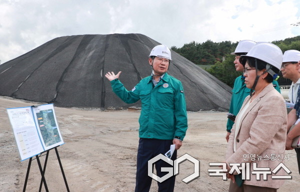 . 이상일 용인특례시장은 21일 구성 지역 골재채취 및 건설폐기물 사업장을 방문해 비산먼지 발생 등 주민 불편사항을 확인하고 보완조치를 요구했다(사진=용인시)