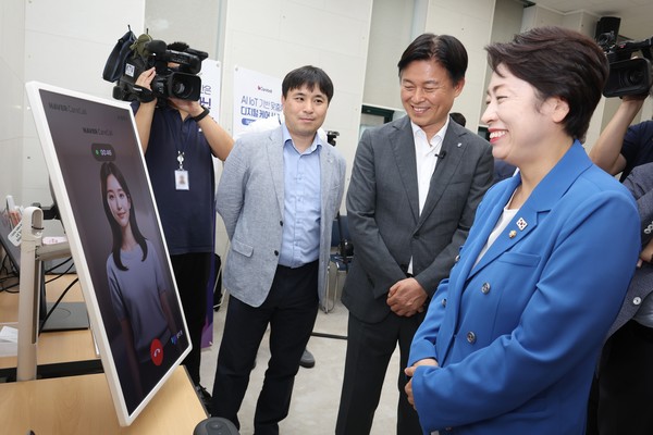 지난 16일, 조용익 부천시장이 이재명 정부 국정기획위원회 AI TF와 함께 부천소새울경로당을 찾아, ‘온마음 AI복지콜’ 및 ‘네이버 AI 케어콜’ 프로그램을 살피고 있다. 사진=부천시