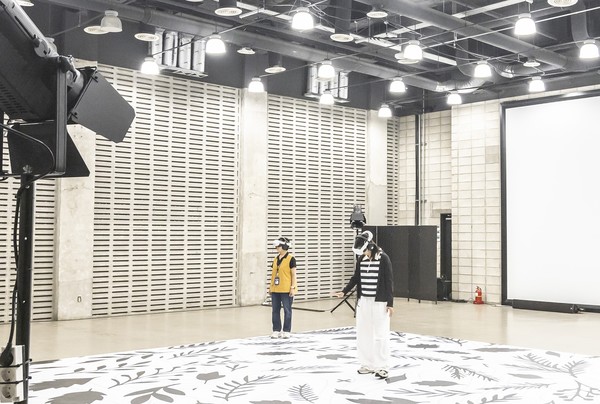 제29회 BIFAN이 부천아트벙커B39에 마련한 비욘드리얼리티 XR 전시를 관람객들이 체험하고 있다. 사진=부천시