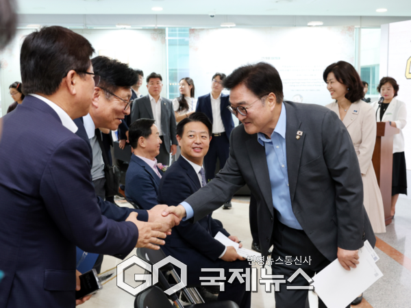 ▲우원식 의장, 광복 80주년 기념 교육사 전시회 참석 사진=국회