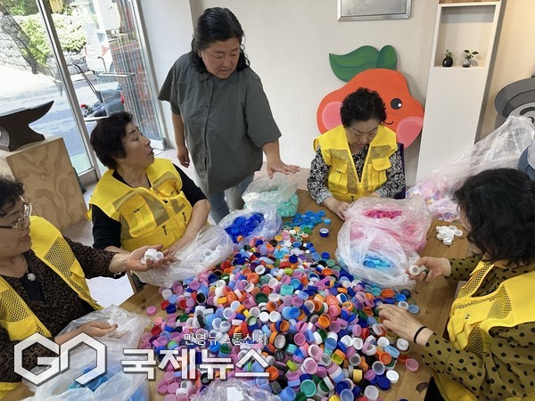 눈에 띄는 작품은 병뚜껑 2만 개로만 완성된 ‘성산일출봉을 품은 해녀’. 병뚜껑 하나하나의 색을 살려 제작된 이 작품은 도내 35개 기관과 주민들이 직접 병뚜껑을 모아 완성됐다.[사진=고의경 기획자]