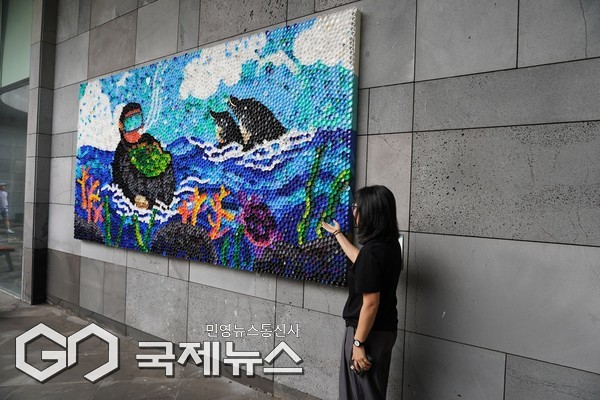 지난 21일, 제주세계자연유산센터에서 3개의 작품을 기획 구성한 고의경 작가를 만났다. 정갈한 단발머리와 환한 미소, 그 모습에서부터 자연을 향한 깊은 애정이 느껴졌다.[사진=문서현 기자]