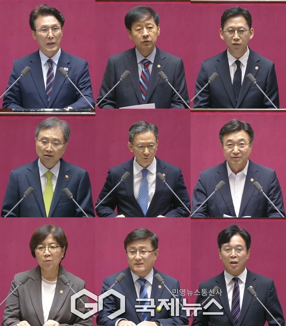 ▲김민석 국무총리, 구윤철 부총리 겸 기획재정부장관, 배경훈 과학기술정보통신부장관,조현 외교부장관, 정성호 법무부장관, 윤호중 행정안전부장관, , 정은경 보건복지부장관, 김성환 환경부장관, 김영훈 고용노동부장관이 23일 오후 국회 본회의에서 인사말을 하고 있다./사진=이용우 기자 