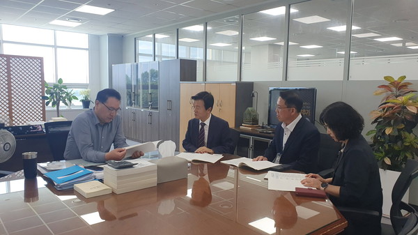 조규일 시장이 유병서 예산실장을 면담하면서 2026년 국비확보를 건의하고 있다 사진/진주시