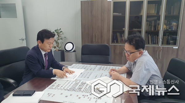 조규일 시장이 안상열 재정관리관을 면담하면서 2026년 국비확보를 건의하고 있다 사진/진주시