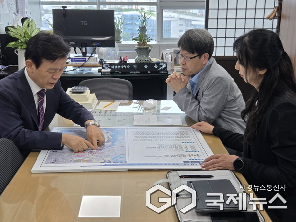 조규일 시장이 박봉용 재정관리국장을 만나 사천~정촌 도로개설 예비타당성 조사 통과 협조를 당부하고 있다 사진/진주시