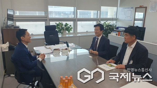 조규일 시장이 정창성 자연재난대응국장을 만나 나불지구 풍수해생활권 종합정비 공모사업 선정을 건의하고 있다 사진/진주시