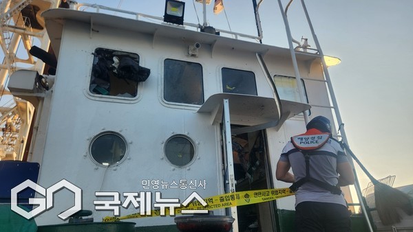 서귀포해양경찰서는 23일 오후 5시 51분, 성산항 방파제 인근 해상에서 준설작업 중이던 예인선 A호(46톤)에서 작은 폭발 및 화재가 발생해 A호 선장이 화상을 입는 사고가 발생했다고 밝혔다.[사진=서귀포해양경찰서]