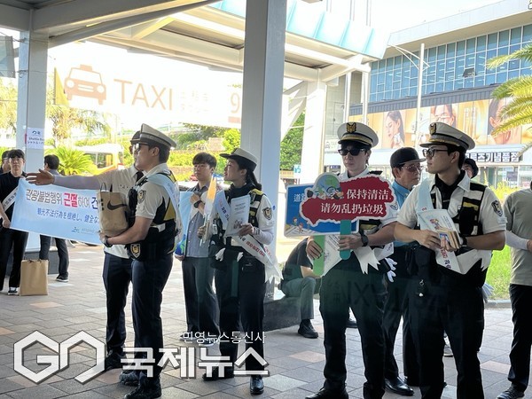 제주자치경찰단(단장 오충익) 서귀포지역경찰대는 23일 강정 크루즈터미널에서 교통사고, 무질서, 불법관광을 근절하는 ‘3제로(ZERO)’ 민·관·경 합동 캠페인을 전개했다.[사진=제주자치경찰단 서귀포지역경찰대]