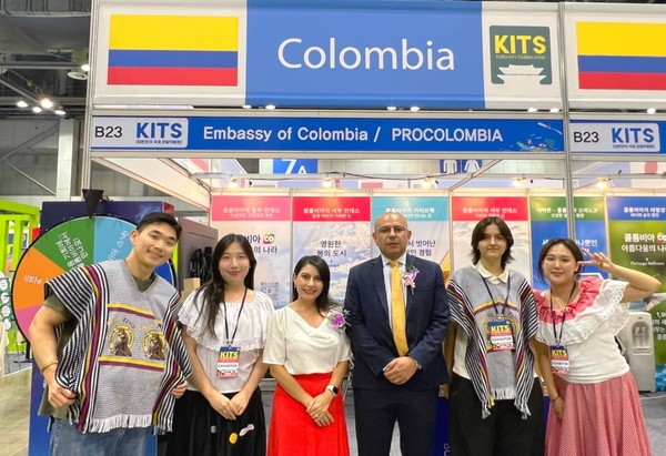 알레한드로 펠라에즈 로드리게즈(Alejandro Peláez Rodríguez) 주한 콜롬비아 대사(오른쪽 세 번째)와 셜리 베가(Shirley Vega) 프로콜롬비아 한국지사장(왼쪽 세 번째). 사진/프로콜롬비아