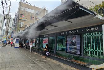 (사진제공=창원특례시)창원시는 기후변화로 인해 점점 심해지는 폭염에 대응하고 기후변화 적응력을 향상시키기 위해 물길쉼터, 쿨링포그 시스템 등 기후적응형 인프라를 본격 가동한다. 사진은 경남대 남부터미널에 설치된 쿨링포그.