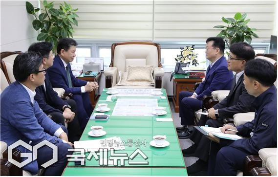 여름철 폭염 속 근로자 안전관리 대책과 밀폐공간 질식사고 등 중대재해 예방 방안을 집중 논의하고 있다/제공=부산시설공단