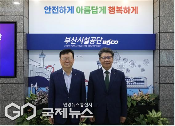 지방공기업 중대재해 예방을 위한 간담회 기념촬영 모습 (왼쪽부터: 이성림 부산시설공단 이사장, 김현중 한국산업안전보건공단 이사장)