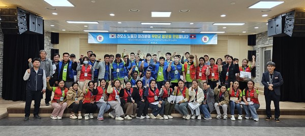 무안군이 상반기 계절노동자 대상으로 입국 초기 교육을 실시하고 기념 촬영을 하고 있다. (사진/무안군)