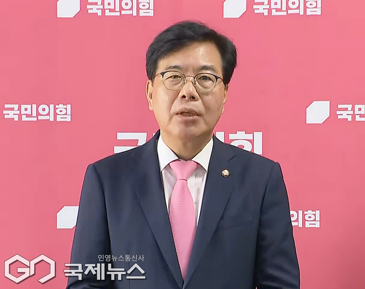 ▲송언석 국민의힘 비상대책위원장은25일 오전 국회 본청 원내대표실 앞에서 현안 브리핑을 통해 이재명 정권이 특검과 더불어민주당을 내세워서 야당을 말살하고 일당독재를 완료하겠다는 선언이라고 밝히고 있다./사진=이용우 기자