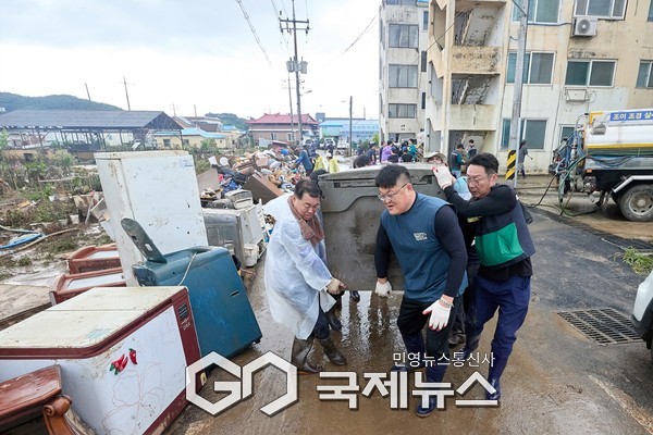 지난 19일 아산시청 공무원들이 수해 복구를 돕고 있다.(사진/아산시 제공)