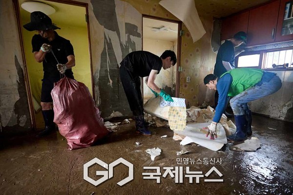 지난 19일 아산시청 공무원들이 수해 복구를 돕고 있다.(사진/아산시 제공)