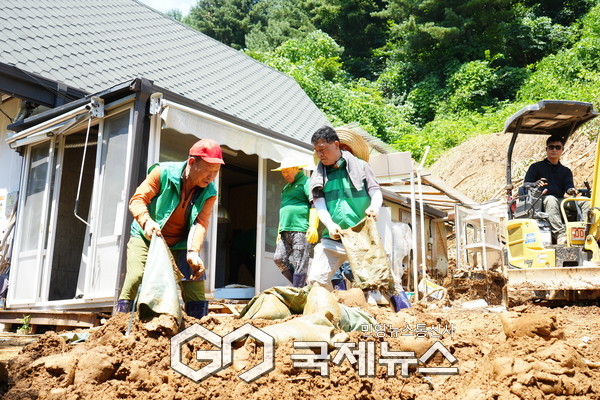 수해피해복구 작업을 진행하고 있는 성북구 새마을회 회원들(사진=성북구청)