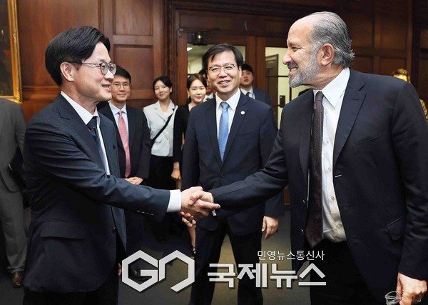 김정관 산업통상자원부 장관은 24일(목,현지시간)오전 11시 30분 미국 워싱턴 D.C. 상무부 회의실에서 하워드 러트닉(Howard Lutnick) 상무부 장관과 면담을 갖고, 한미 관세협상 진전과 산업 분야 협력 강화방안을 논의했다.