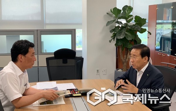 왼쪽부터 허종목 행안부 지방재정국장, 김문근 단양군수 면담 모습(사진=단양군)