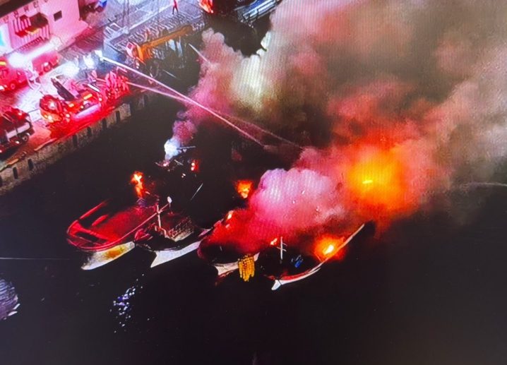 충남 태안군 근흥면 신진항 선박화재 진화 장면(사진/김기두 태안군의원 페이스북 갈무리)