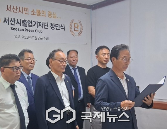 지난 25일 이태무 고문이 언론인 윤리강령을 낭독하고 있다(사진/백승일 기자)