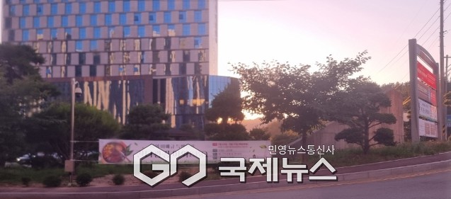 지난 27일 충남 서산시 읍내동 한 교차로 조경수에 불법 현수막이 게첨되 있다(사진/백승일 기자)