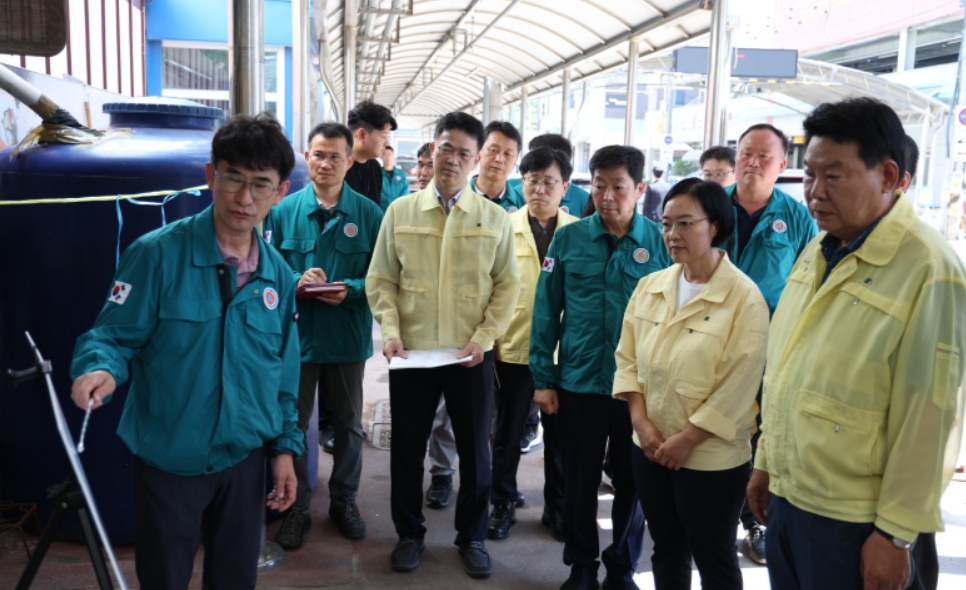 지난 27일 한성숙 중소벤처기업부 장관이 오성환 당진시장과 수해를 입은 당진 전통시장을 방문해 상황 보고를 받고 있다(사진/당진시 제공)