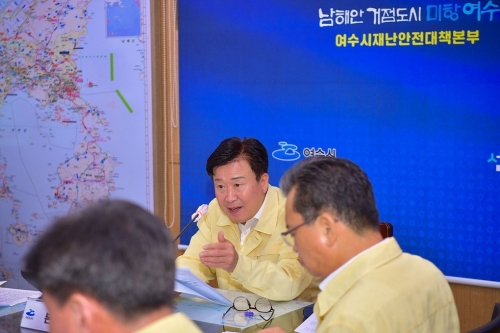 정기명 시장이 자연재난에 선제적으로 대응하기 위해 재난안전대책본부에서 회의를 하고 있다. ⓒ 여수시