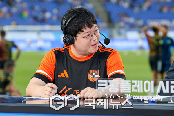 축구 인플루언서이자 해설위원 감스트가 패널들과 대화를 나누고 있다. (사진/이윤성 기자)