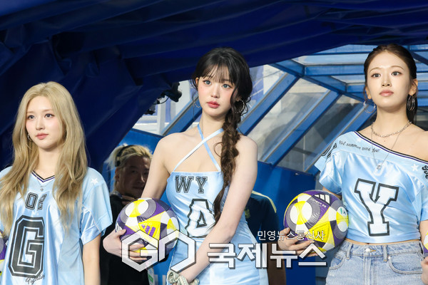 시축을 위해 등장한 아이돌 그룹 아이브의 장원영 (사진/이윤성 기자)