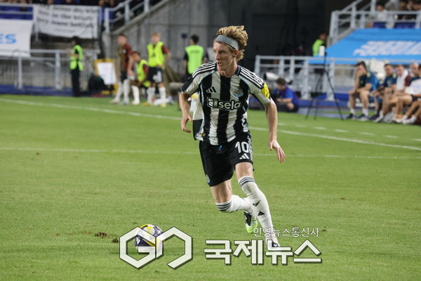 뉴캐슬 유나이티드 공격수 앤서니 고든이 볼을 잡은 뒤 드리블 하고 있다 (사진/이윤성 기자)