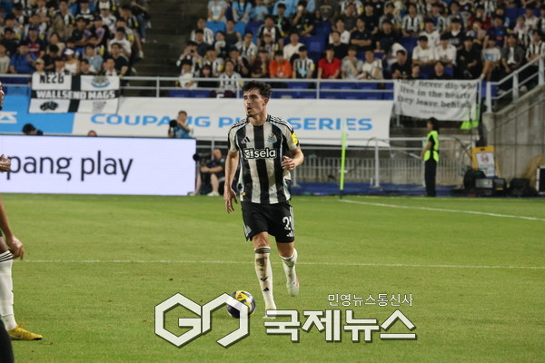 뉴캐슬 유나이티드 리브라멘토가 크로스 할 곳을 찾고 있다. (사진/이윤성 기자)