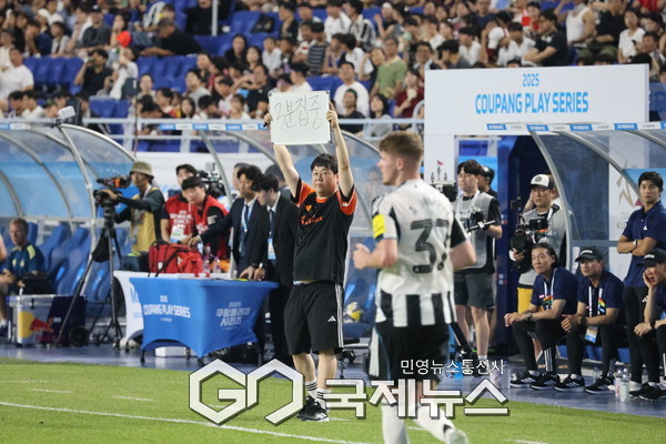 팀 K리그 매니저 감스트가 선수들에게 칠판을 활용해 지시를 내리고 있다. (사진/이윤성 기자)