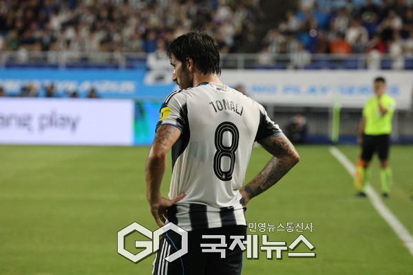 뉴캐슬 유나이티드 산드로 토날리가 코너킥을 준비하고 있다. (사진/이윤성 기자)