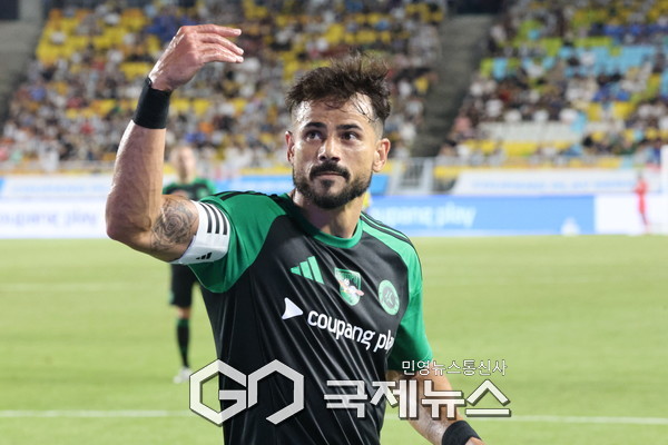 팀 K리그 세징야 선수가 팬들에게 환호성을 이끌어 내고 있다. (사진/이윤성 기자)