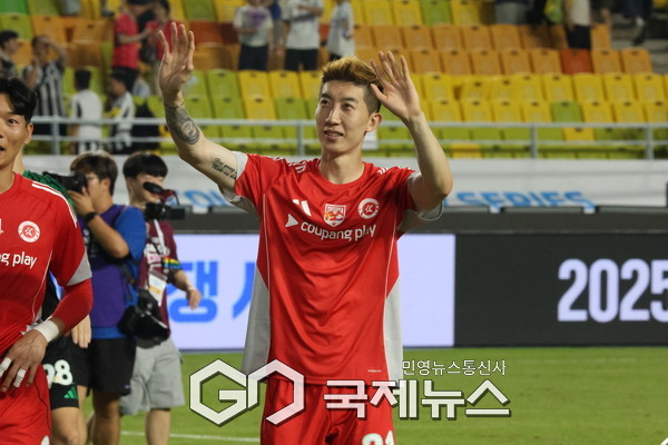 팬들에게 인사하는 팀 K리그 조현우 (사진/이윤성 기자)