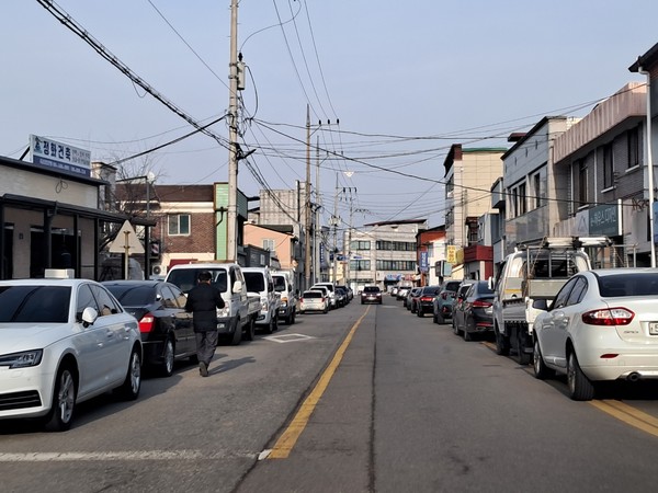 충남 서천군 서천읍 군사안길 일대가 불법 주정차로 인해 이 일대를 지나는 운전자들의 불편을 초래하고 있어 적극적인 대책마련이 필요하다는 지적이다. <사진/김정기 기자>