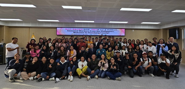 거창군 공공형 계절근로자 입국 단체사진