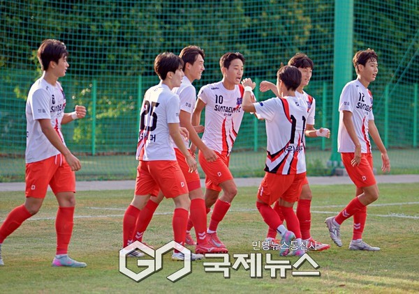 백록기 12초 최단 골 주인공 신태인축구센터U18 김두현이 29일 시민축구장에서 열린 제33회 백록기 전국고등학교축구대회 서귀포고와 8강전에서 전반 9분 선취골을 터트리고 기뻐하고 있다(사진=제주시축구협회 박정미 이사)